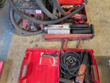 une boîte à outils rouge avec des outils sur le sol