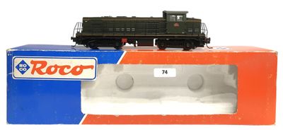 un petit train posé dans une boîte sur une surface blanche