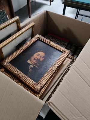 la photo d'un homme dans un cadre, elle-même placée dans une boîte
