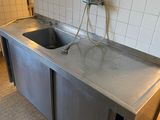 deux éviers dans la cuisine, surmontés d'un robinet