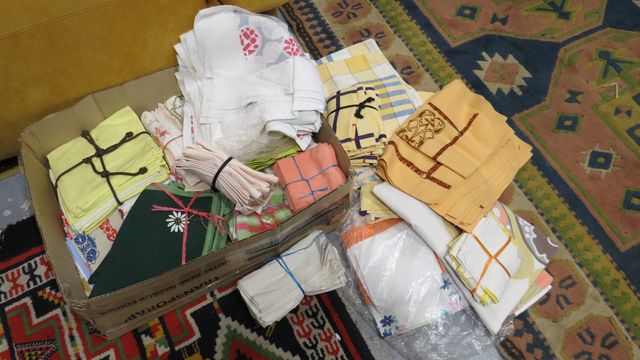 Un carton de nappes et serviettes