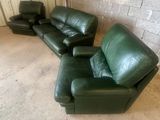 deux canapés en cuir vert et une chaise dans une pièce