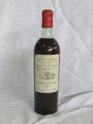 une bouteille de vin posée sur une table
