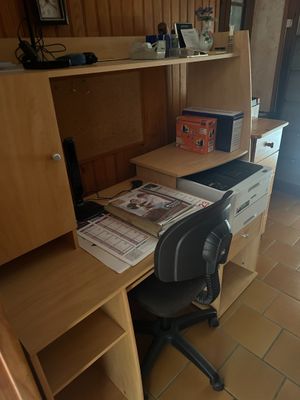 un bureau avec une chaise et un ordinateur dessus