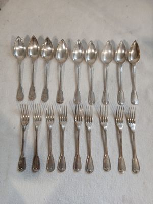 beaucoup de cuillères et de fourchettes en argent sur une table