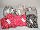 de nombreux types de vêtements exposés sur une table