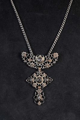 gros plan d'un collier sur un mannequin mannequin mannequin mannequin mannequin mannequin mannequin mannequin mannequin