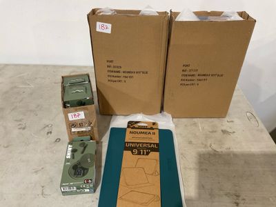 deux boîtes et un livre posés côte à côte sur une table