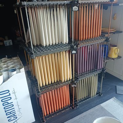 de nombreux parapluies de différentes couleurs sur un porte-parapluies dans un magasin