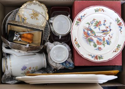 une boîte remplie d'assiettes et de plats de toutes sortes