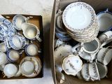 deux cartons remplis de vaisselle en porcelaine et de tasses