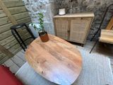 une table en bois sur laquelle se trouve une plante en pot