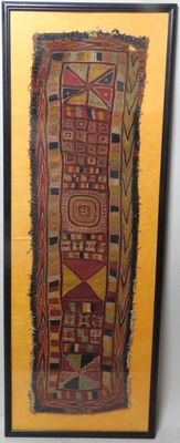 tableau encadré représentant une œuvre d'art colorée accrochée à un mur