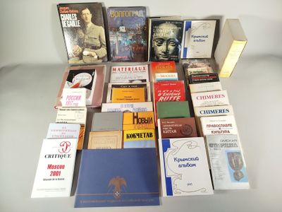 un grand nombre de livres posés sur une table