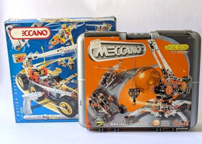 deux boîtes de legos posées l'une à côté de l'autre sur une table