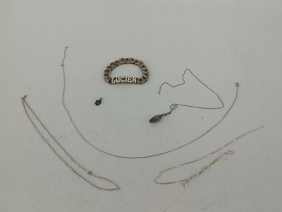 une photo montrant un collier, un bracelet et d'autres bijoux posés sur une table