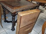 une petite table dont la porte est ouverte et repose à même le sol