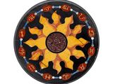 une assiette noire ornée d'un motif représentant un soleil