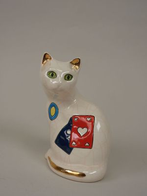 un chat blanc aux yeux verts, assis sur une surface blanche
