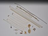 plusieurs types de colliers et de bracelets posés sur un fond blanc