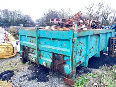 un camion-benne bleu qui est garé dans la poussière