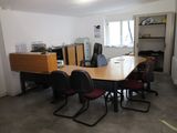 une longue table avec des chaises dans une pièce remplie de livres