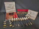 beaucoup de cuillères et de couteaux-cuillères dans un coffret