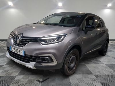l'avant d'une voiture argentée garée sur un sol à damier