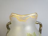 un vase blanc orné d'un motif à la feuille d'or