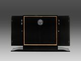 une armoire noire sur laquelle est posée une horloge
