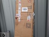 un grand carton posé sur une boîte en carton