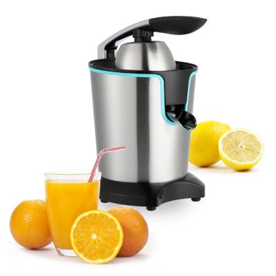 un gros plan sur un presse-agrumes avec des oranges et un verre de jus