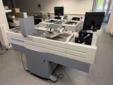 une photo d'un laboratoire rempli de matériel