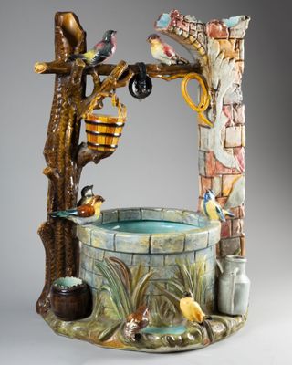 une fontaine en céramique ornée d'oiseaux et de fleurs