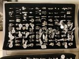 de nombreux types de bijoux exposés sur le mur