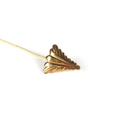 une image représentant une broche en feuille d'or sur fond blanc