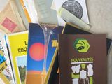 une pile de livres posés par terre