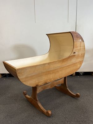 une photo d'un fauteuil à bascule en bois dans une pièce