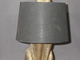 lampe en forme de lapin doré surmontée d'un abat-jour noir