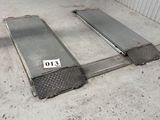 une photo d'une rampe dans un garage sur laquelle est posée une plaque d'immatriculation