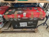 une caisse à outils posée sur une palette