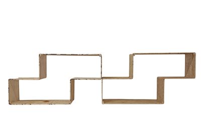 un ensemble de trois étagères en bois empilées les unes sur les autres
