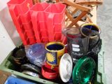 un récipient vert rempli d'objets de différentes couleurs