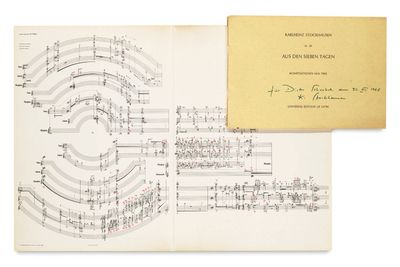 un livre ouvert avec des notes de musique et une feuille de papier