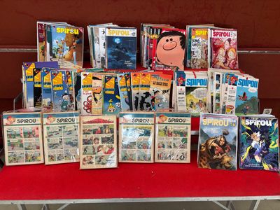 beaucoup de bandes dessinées posées sur une table rouge