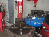 une machine rouge qui se trouve dans un garage