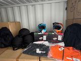 de nombreux cartons et sacs à dos à l'arrière d'un camion de déménagement
