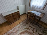 une pièce dans laquelle se trouvent une table et un radiateur