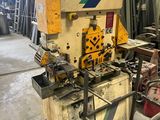 une photo d'une machine dans une usine