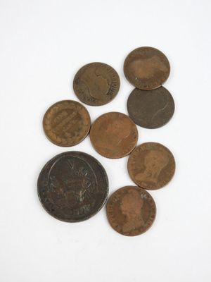 un lot de pièces de monnaie posées sur une table